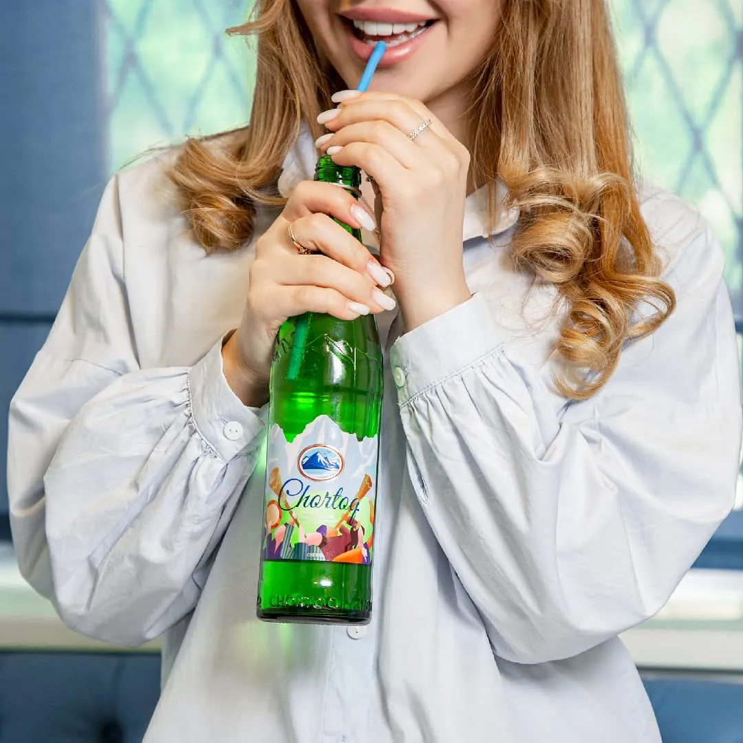 Девушка пьёт воду Chortoq