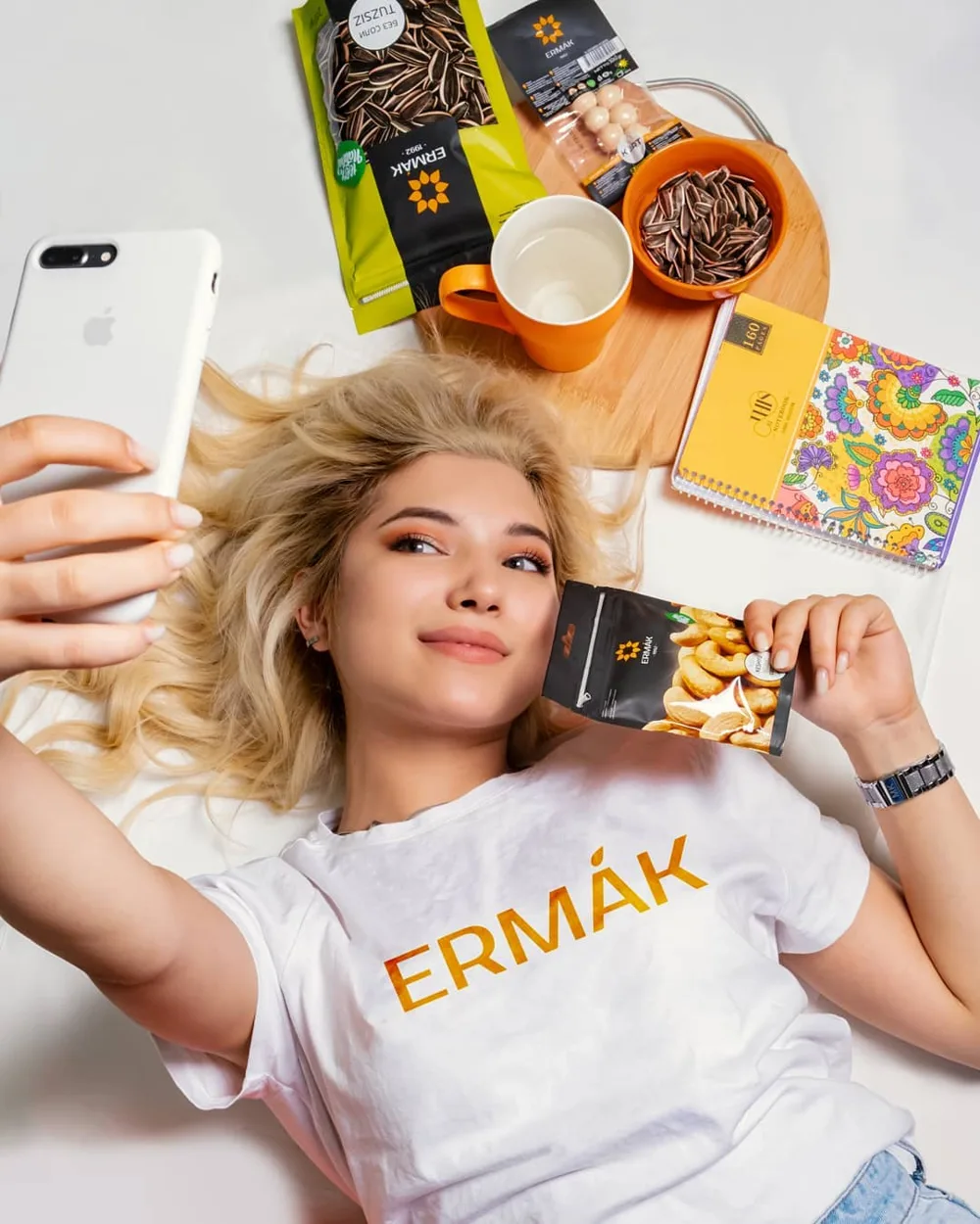 Девушка в футболке Ermak со снеками бренда